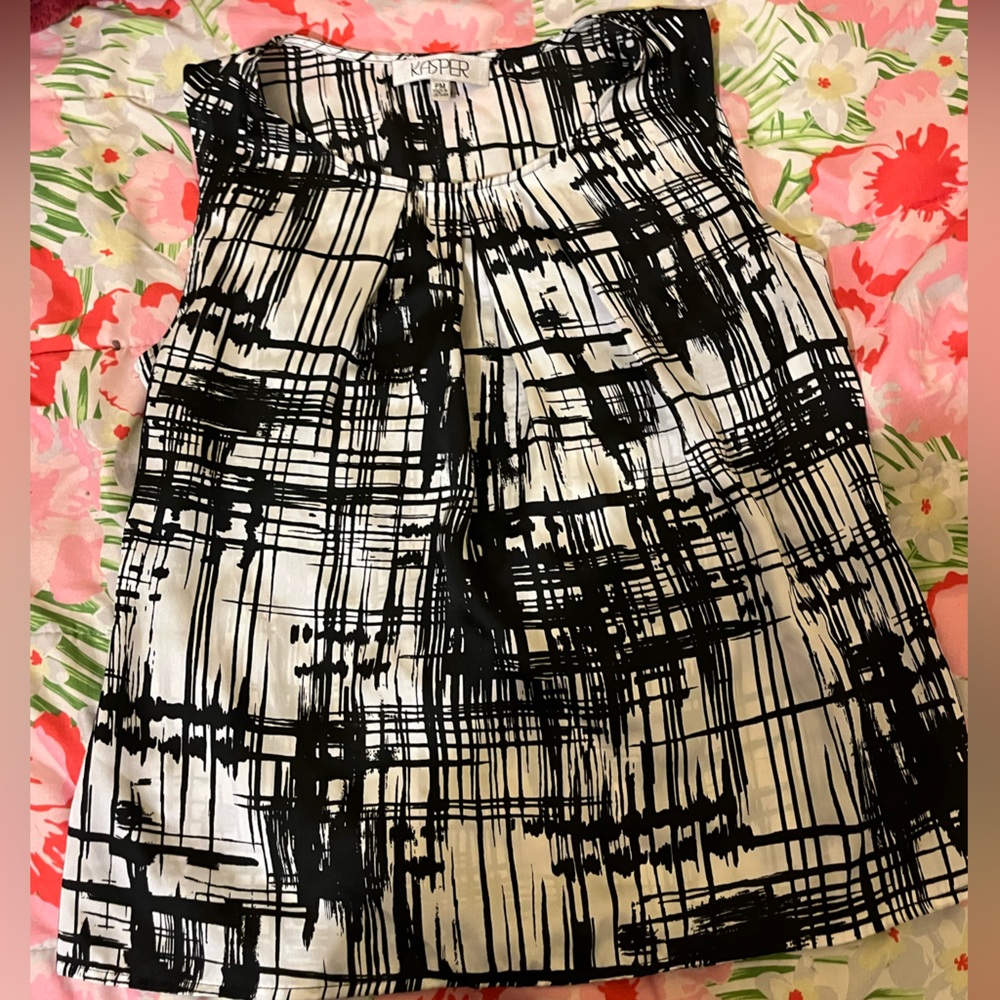 Kasper Black and White Patterned blouse